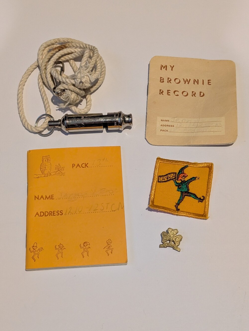Vintage Girl Guides Of Canada - Brownies Canada Lot - Whistle, Books, Patch, Pin